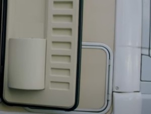 Mülleimer innen in der Türe, ohne Deckel.
